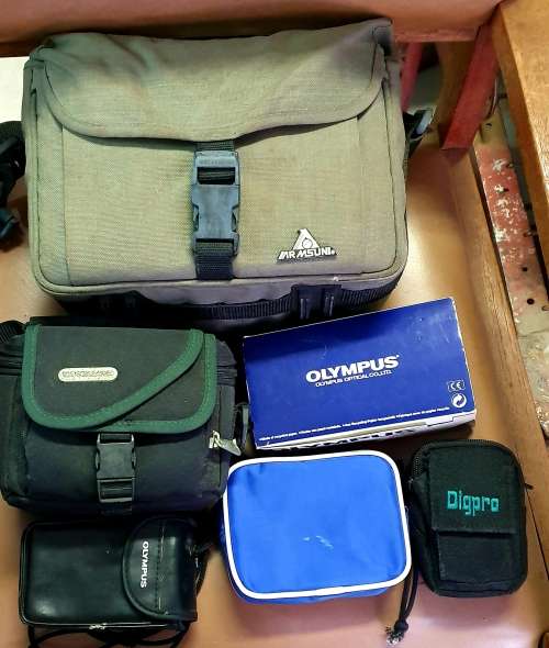 COLLECTION VINTAGE CAMERAS AND BAGS  !! SEE DESCRIPTION!!
