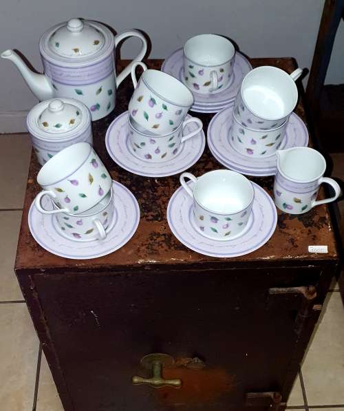 MARK & SPENCER. BERRIES AND LEAVES HIGH TEA SET. AS GOOD AS NEW. 21 PIECE SET.