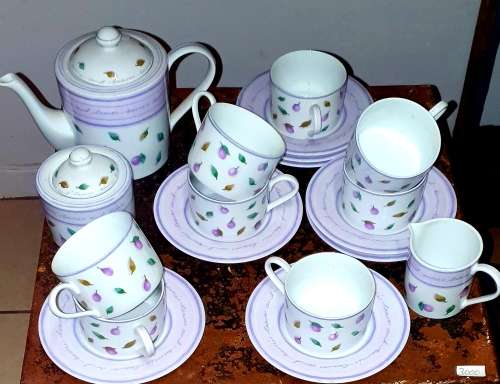 MARK & SPENCER. BERRIES AND LEAVES HIGH TEA SET. AS GOOD AS NEW. 21 PIECE SET.