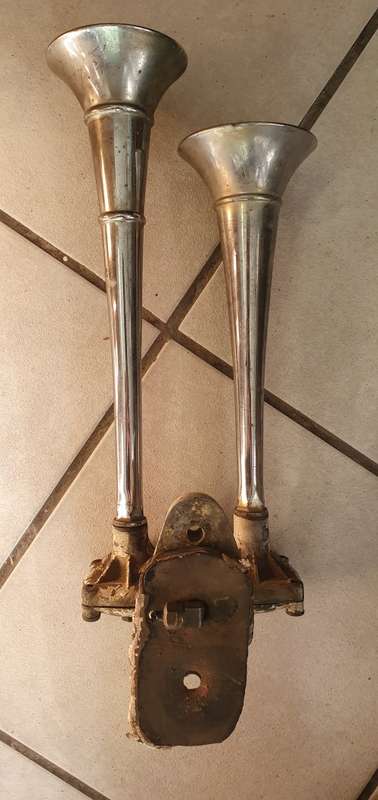 VINTAGE 1960 CHROME AIR DOUBLE HORN CAR / TRUCK . 40CM LONG