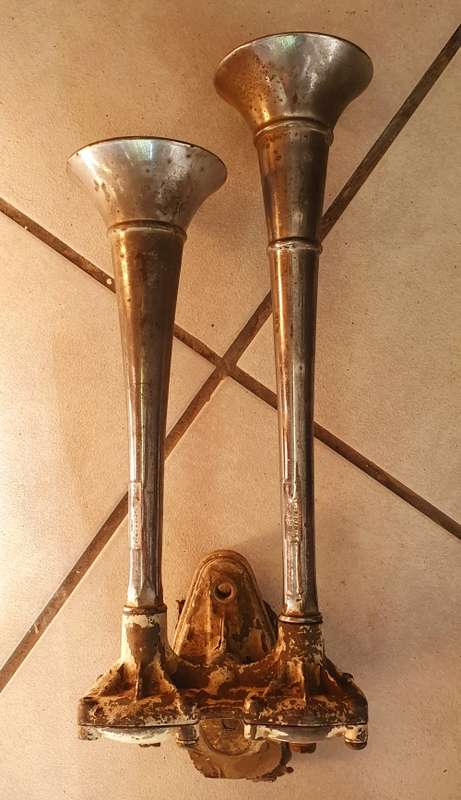 VINTAGE 1960 CHROME AIR DOUBLE HORN CAR / TRUCK . 40CM LONG