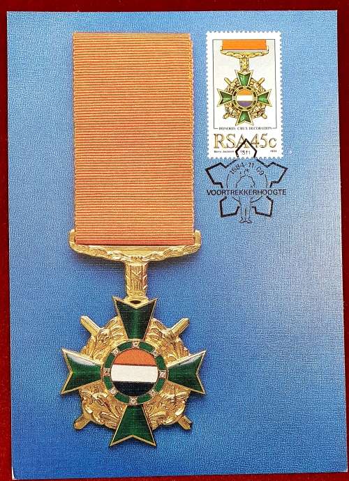 SADF MILITERE DEKORASIE MEDALJE HONORIS CRUX . 1984 . FULL SIZE POST CARD. VOORTREKKERHOOGTE.