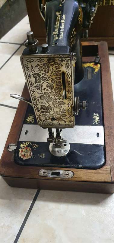 ANTIQUE SINGER SEWING MACHINE IN EXCELLENT CONDITION !!
