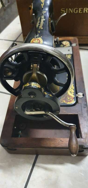 ANTIQUE SINGER SEWING MACHINE IN EXCELLENT CONDITION !!