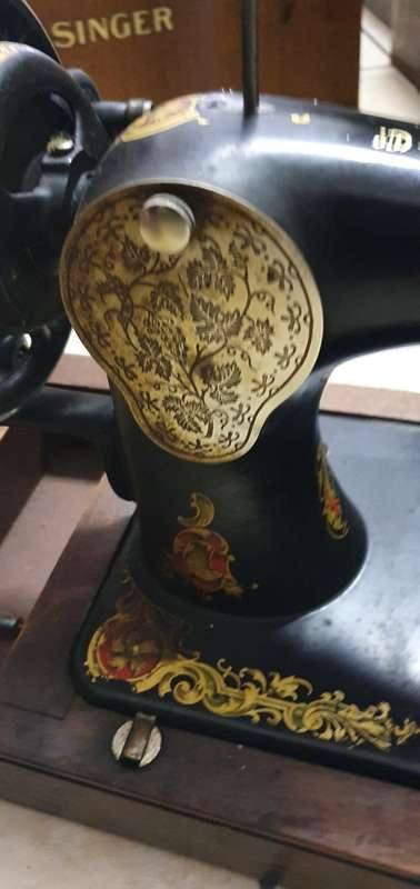 ANTIQUE SINGER SEWING MACHINE IN EXCELLENT CONDITION !!