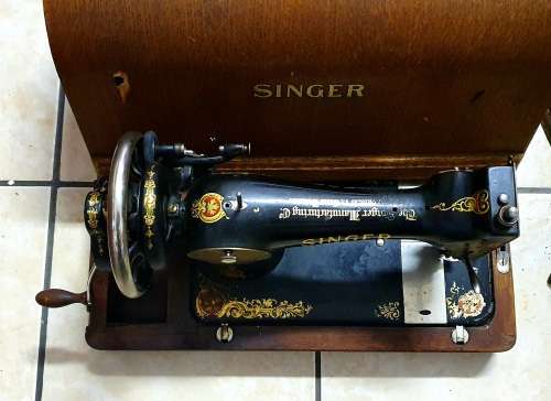 ANTIQUE SINGER SEWING MACHINE IN EXCELLENT CONDITION !!