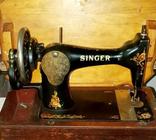 ANTIQUE SINGER SEWING MACHINE IN EXCELLENT CONDITION !!