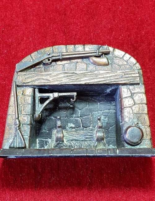 VINTAGE BRONZE DIECAST ANTIQUE HUNTERS FIREPLACE MODEL.1970's. FINE DETAIL WITH WORKING PARTS!!