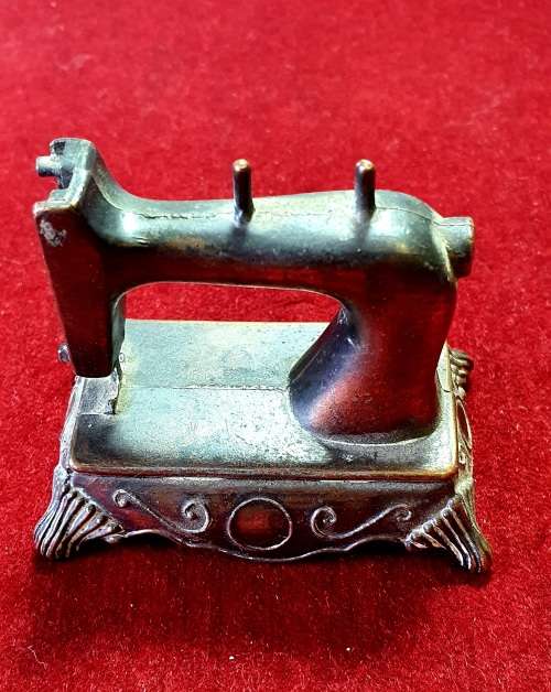 VINTAGE BRONZE DIECAST ANTIQUE SEWING MACHINE MODEL.1970's. FINE DETAIL WITH WORKING PARTS!!
