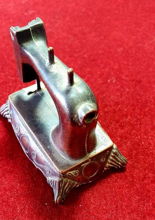 VINTAGE BRONZE DIECAST ANTIQUE SEWING MACHINE MODEL.1970's. FINE DETAIL WITH WORKING PARTS!!