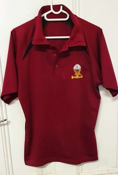 1 PARACHUTE BATTALION COLLAR T SHIRT. EMBROIDERED LOGO. SIZE M / L