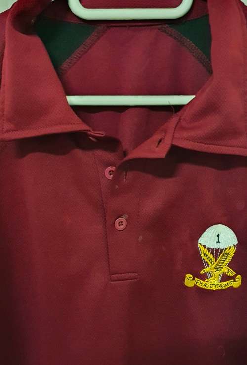 1 PARACHUTE BATTALION COLLAR T SHIRT. EMBROIDERED LOGO. SIZE M / L