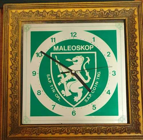 MALEOSKOP 1984. SAP TIN OPL / SAP COIN TRG.  WALL MOUNTED CLOCK. 30CM X 30CM .