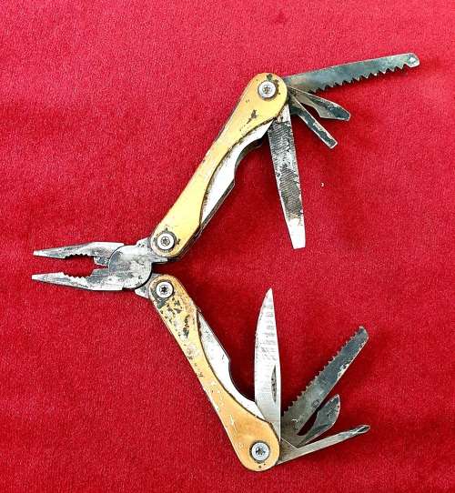 VINTAGE CASIO MULTI TOOL SURVIVAL KNIFE SET. NEEDS SOME TLC AND CLEANING !