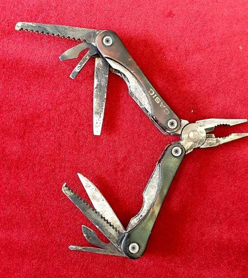 VINTAGE CASIO MULTI TOOL SURVIVAL KNIFE SET. NEEDS SOME TLC AND CLEANING !