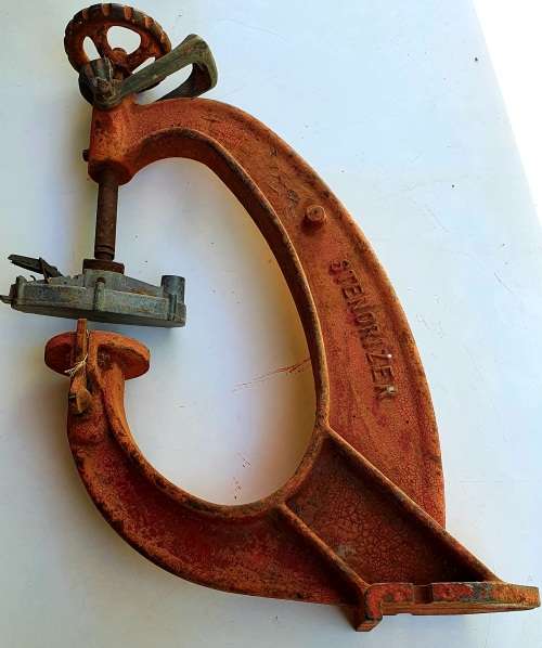 HUGE ANTIQUE TYRE PRESS.OLD GARAGE COURT YARD TYRE BAY PRESS