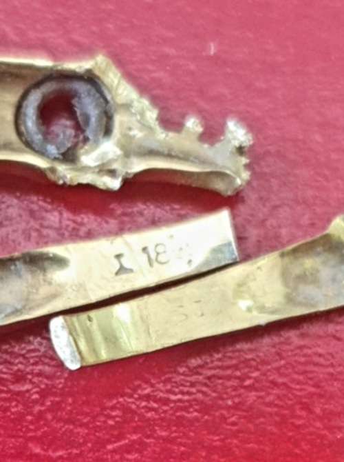 18 CT GOLD SELLING AS SCRAP. 2.90 GRAMS.