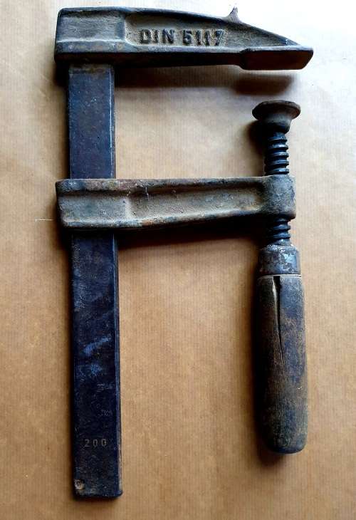 ANTIQUE WOOD CLAMP. 30CM LONG. ORIGINAL HANDLE.
