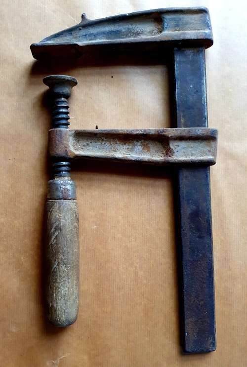 ANTIQUE WOOD CLAMP. 30CM LONG. ORIGINAL HANDLE.
