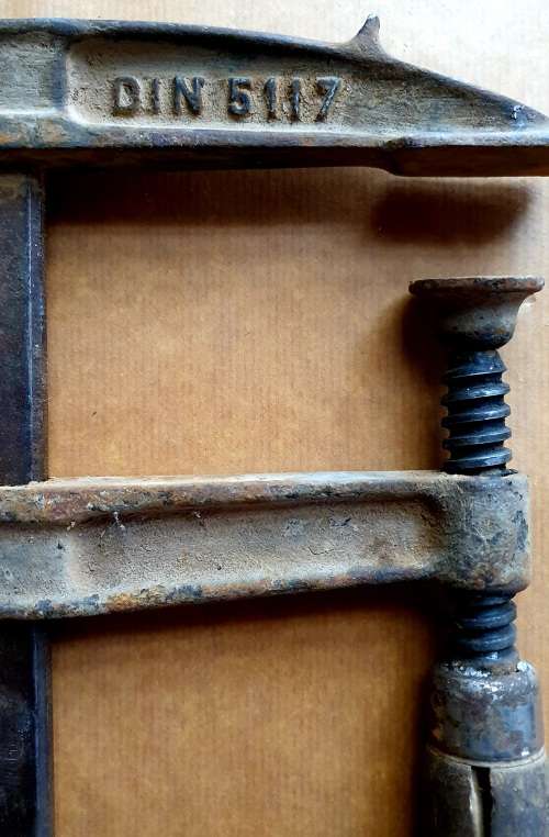 ANTIQUE WOOD CLAMP. 30CM LONG. ORIGINAL HANDLE.