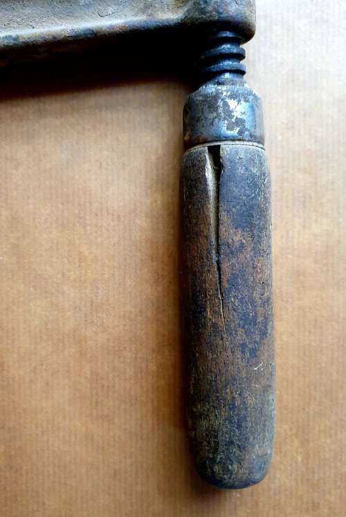 ANTIQUE WOOD CLAMP. 30CM LONG. ORIGINAL HANDLE.