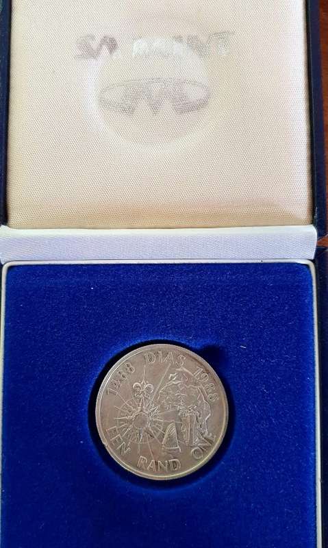 SILVER 1988 DIAS ONE RAND COIN IN SA MUNT BOX. EXCEPTIONAL CONDITION.