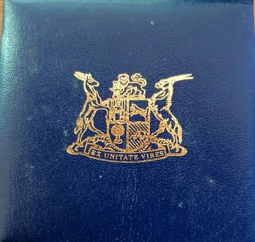 SILVER 1988 DIAS ONE RAND COIN IN SA MUNT BOX. EXCEPTIONAL CONDITION.