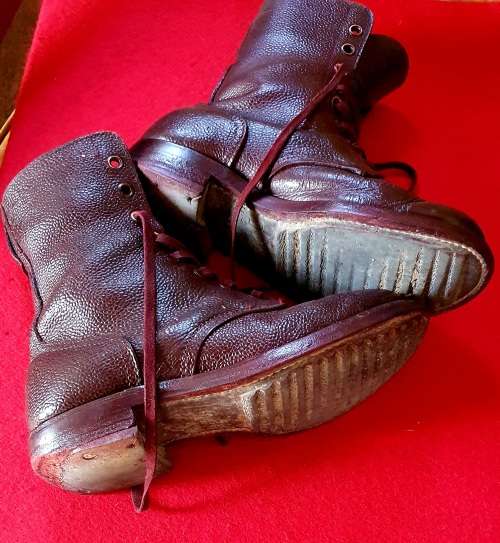 SADF 1975 LEATHER BOOTS. SIZE 7/8 ANGOLA BUSH WAR ERA. VERY GOOD CONDITION.