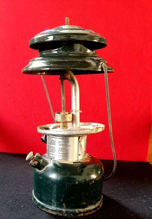 VINTAGE COLEMAN MODEL 214 A 700  KEROSENE LAMP. SELLING AS RESTORATION JOB.