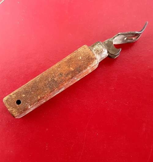 ANTIQUE BEER BOTTLE OPENER. CIRCA 1920S