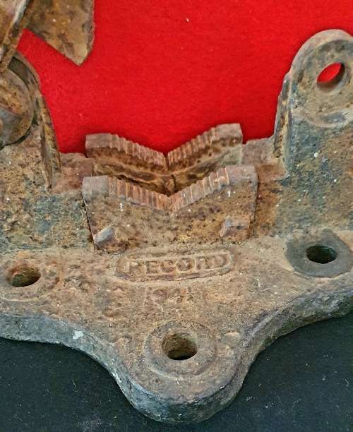 HUGE ANTIQUE RECORD PIPE CLAMP. ENGLAND. 45 CM HIGH.
