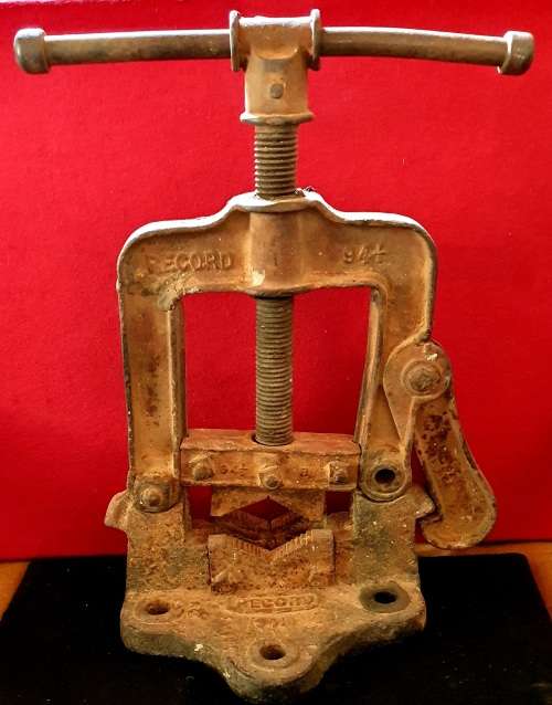 HUGE ANTIQUE RECORD PIPE CLAMP. ENGLAND. 45 CM HIGH.