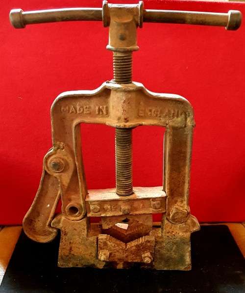 HUGE ANTIQUE RECORD PIPE CLAMP. ENGLAND. 45 CM HIGH.