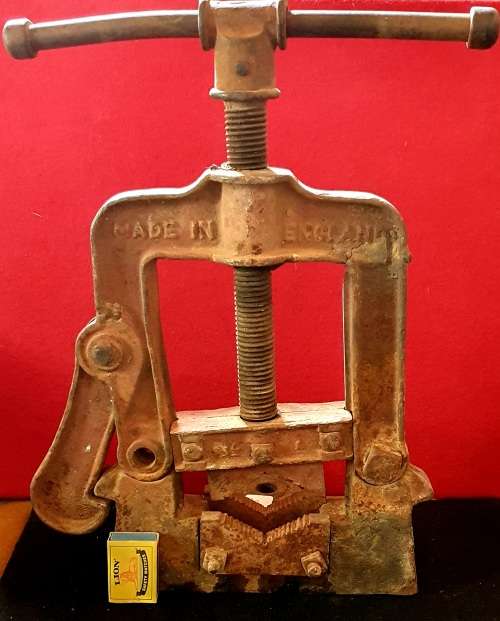 HUGE ANTIQUE RECORD PIPE CLAMP. ENGLAND. 45 CM HIGH.