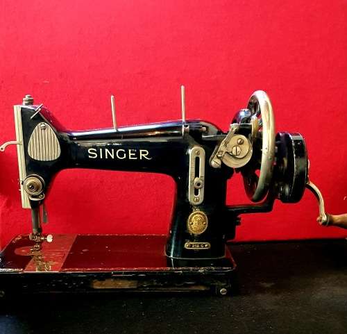 ANTIQUE SINGER SEWING MACHINE. SEE PHOTO REPORT.
