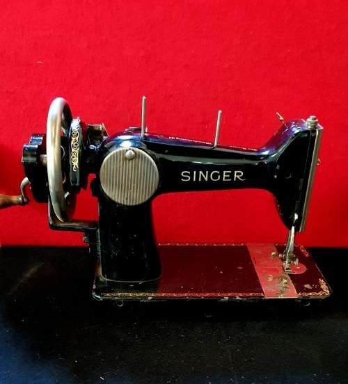 ANTIQUE SINGER SEWING MACHINE. SEE PHOTO REPORT.