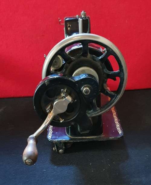 ANTIQUE SINGER SEWING MACHINE. SEE PHOTO REPORT.