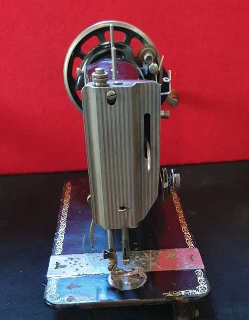 ANTIQUE SINGER SEWING MACHINE. SEE PHOTO REPORT.