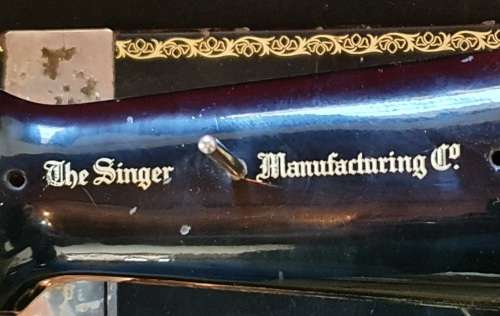 ANTIQUE SINGER SEWING MACHINE. SEE PHOTO REPORT.