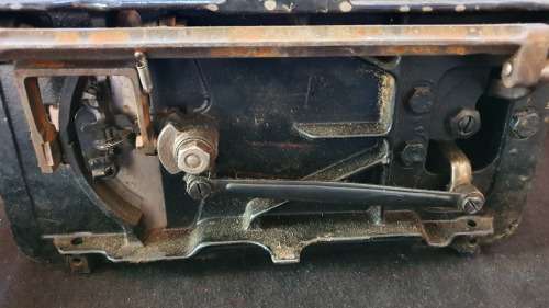 ANTIQUE SINGER SEWING MACHINE. SEE PHOTO REPORT.