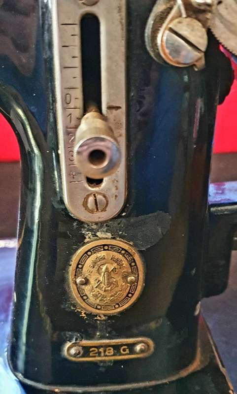 ANTIQUE SINGER SEWING MACHINE. SEE PHOTO REPORT.
