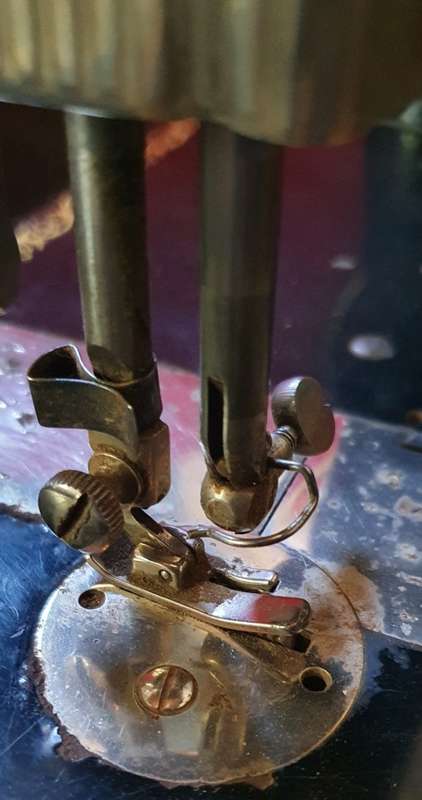 ANTIQUE SINGER SEWING MACHINE. SEE PHOTO REPORT.
