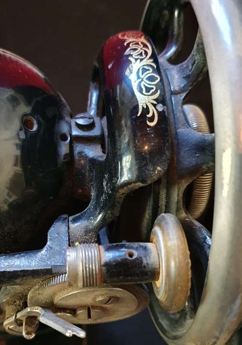ANTIQUE SINGER SEWING MACHINE. SEE PHOTO REPORT.