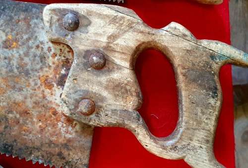 COLLECTION OF 6 X ANTIQUE WOOD HANDLE HAND SAWS. SEE PHOTO REPORT.