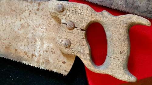 COLLECTION OF 6 X ANTIQUE WOOD HANDLE HAND SAWS. SEE PHOTO REPORT.