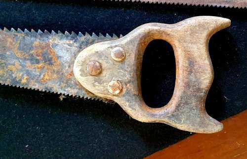 COLLECTION OF 6 X ANTIQUE WOOD HANDLE HAND SAWS. SEE PHOTO REPORT.