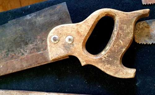 COLLECTION OF 6 X ANTIQUE WOOD HANDLE HAND SAWS. SEE PHOTO REPORT.