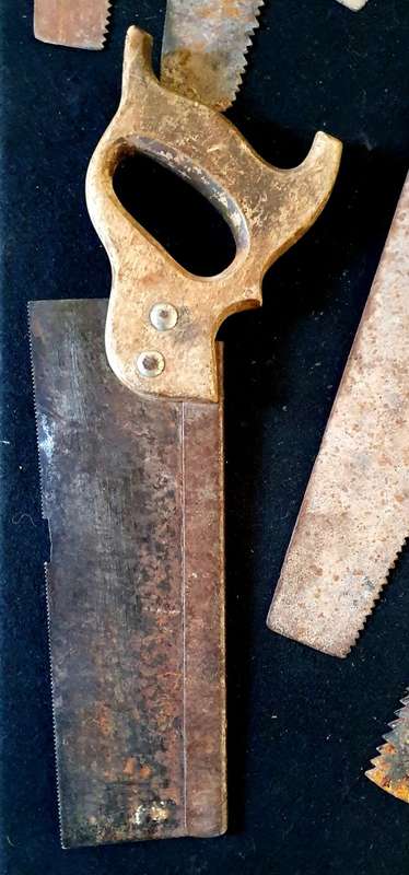 COLLECTION OF 6 X ANTIQUE WOOD HANDLE HAND SAWS. SEE PHOTO REPORT.