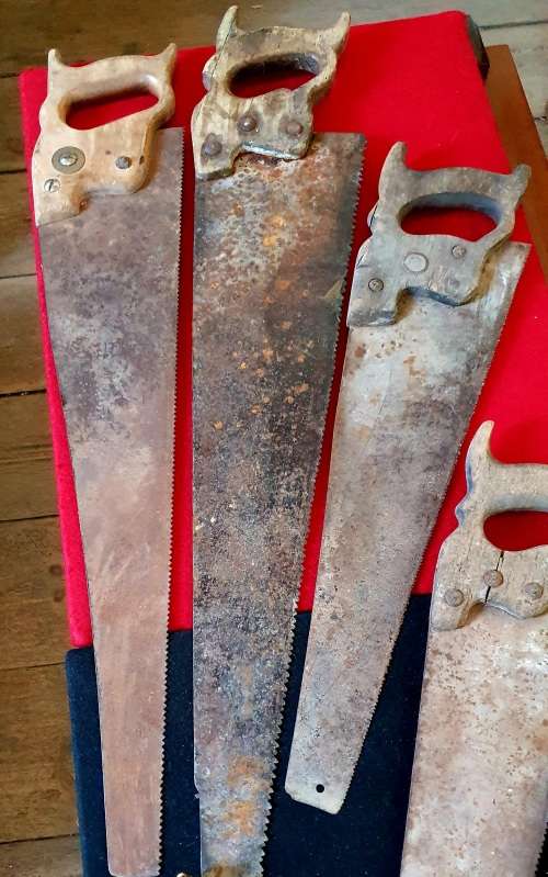 COLLECTION OF 6 X ANTIQUE WOOD HANDLE HAND SAWS. SEE PHOTO REPORT.