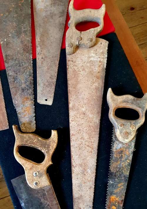 COLLECTION OF 6 X ANTIQUE WOOD HANDLE HAND SAWS. SEE PHOTO REPORT.